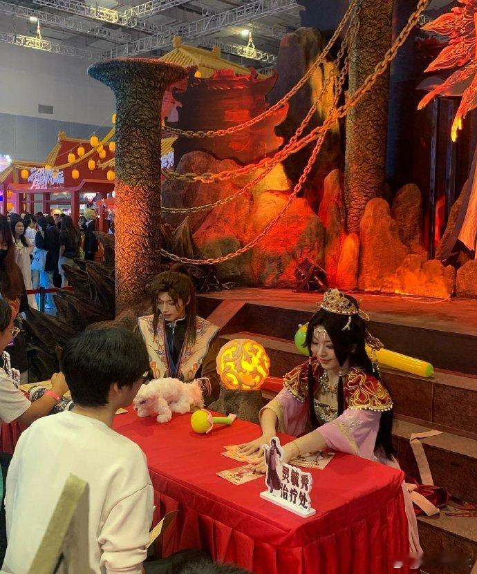 在漫展挂到了牧神记专家号BW奇遇：挂到了牧神记专家号！秦牧COS化身三次元神医，