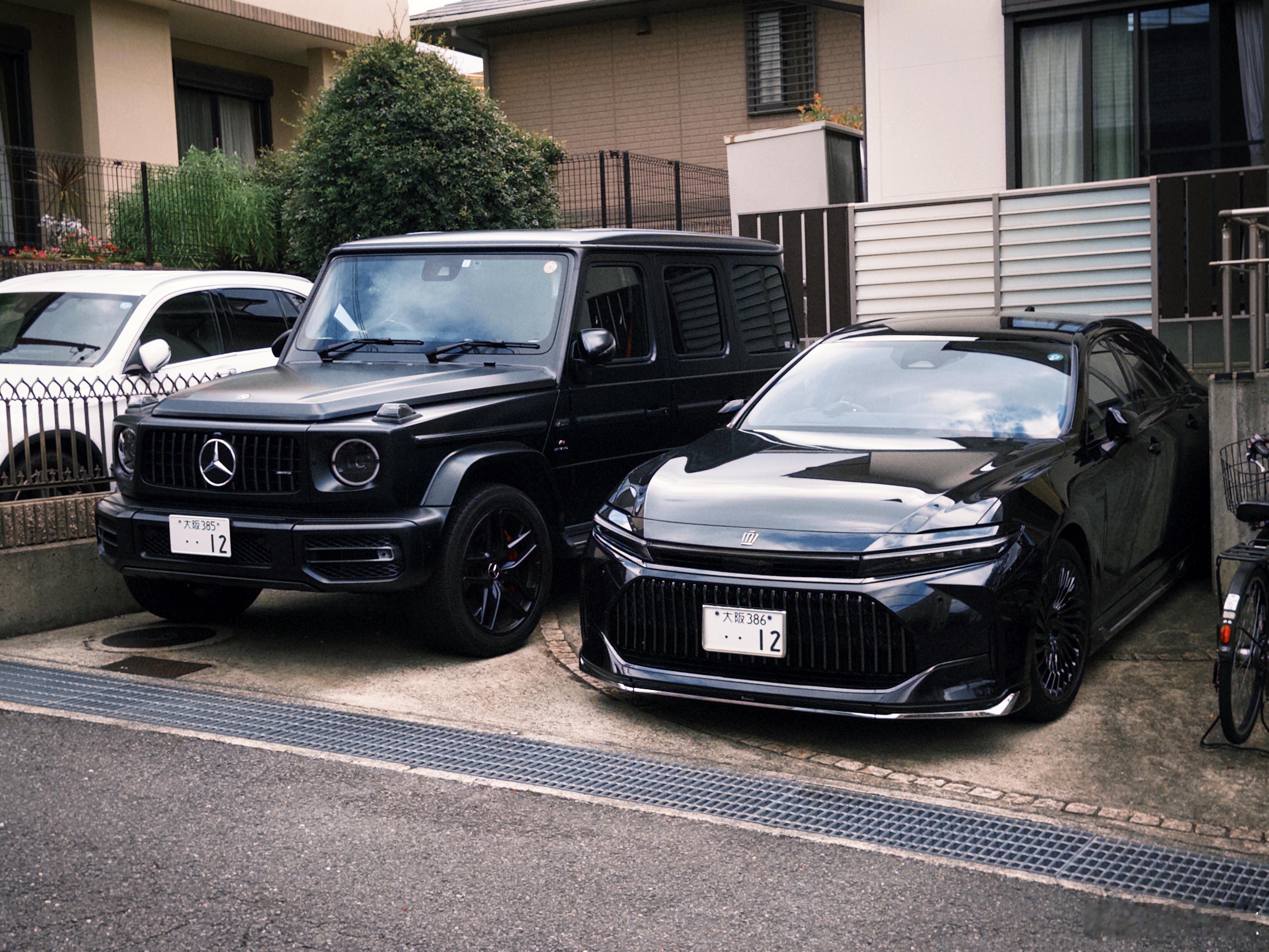 型车街拍典型的大阪“老钱风”车库组合：皇冠sedan+奔驰G63​​​