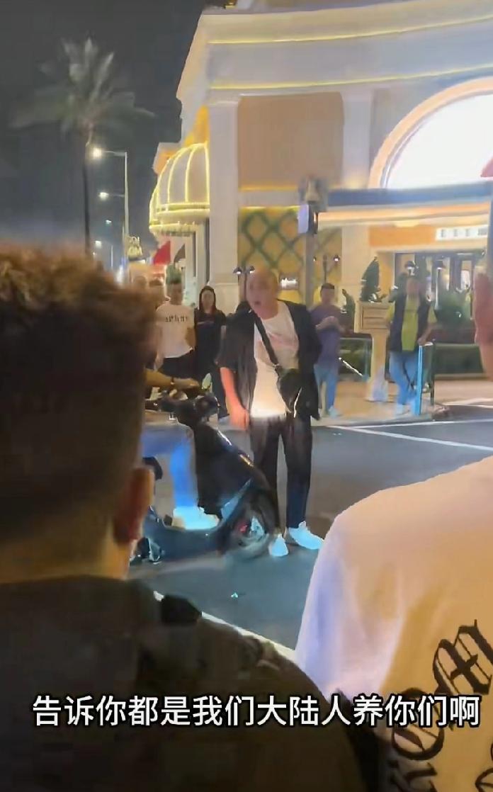 澳门。一名光头男子与他人发生街头争执，情绪激动时口出狂言，声称:“都是大陆养的你