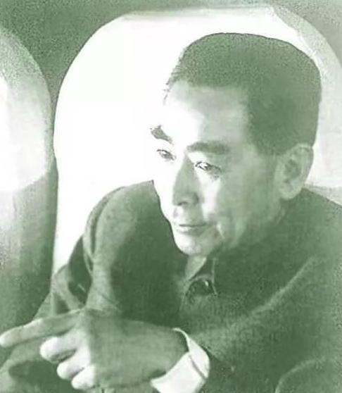 1959年1月12日，周恩来从广州乘飞机回京途中路过淮安上空，与机长袁桃园协商：