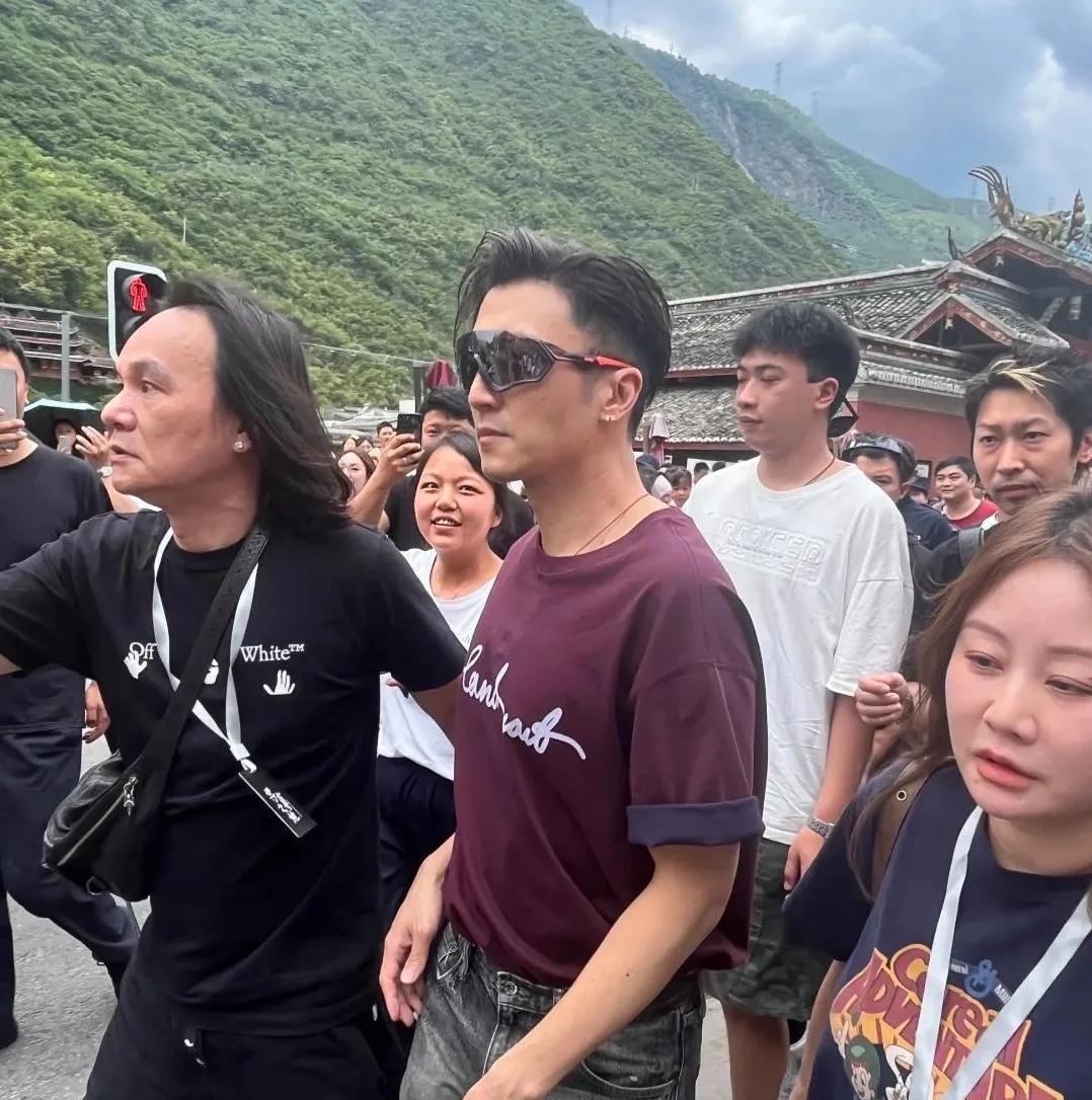 45岁谢霆锋独自在四川游玩，保镖眼神犀利，他真的很帅，打扮时尚有型，状态太好了，