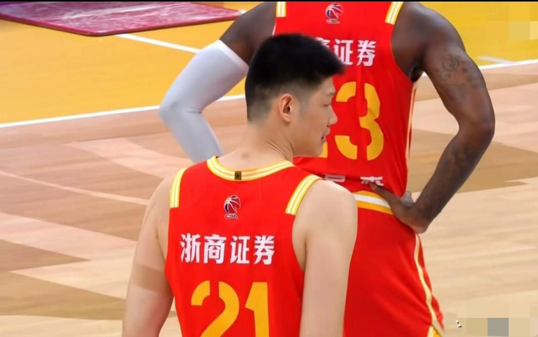 胡金秋带伤打这么久真没必要，常规赛没那么金贵！胡金秋带伤出战