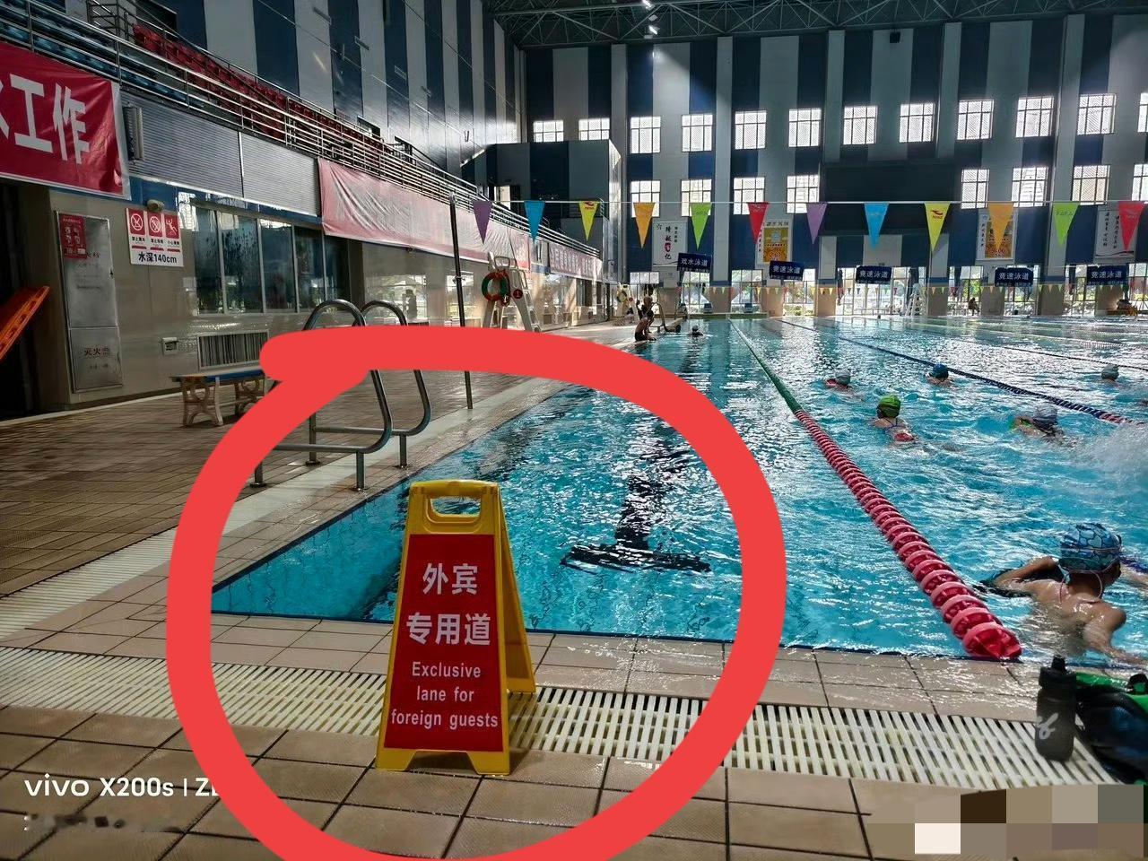 湖北荆州一游泳馆专门设置外宾通道，被众多网友吐槽，疑似有崇洋媚外的嫌疑。这家游泳
