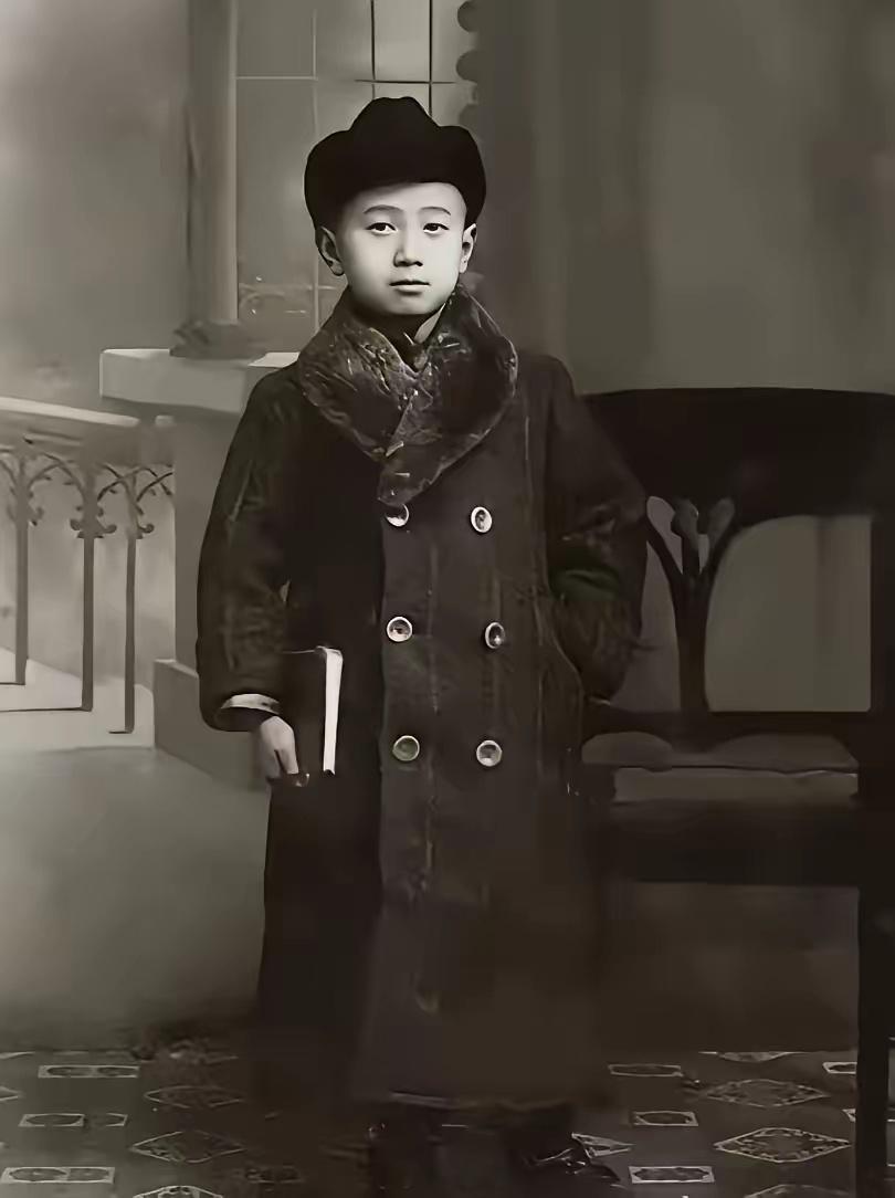 这张照片拍摄影1921年，看看有多少人能把照片中的这位小男孩认出来是谁，他的地位