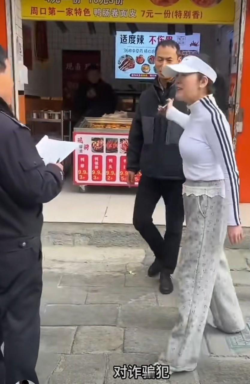 大街上的一幕：女子称自己被渣男骗婚骗钱，相处内容相当炸裂……视频中，那个穿长款