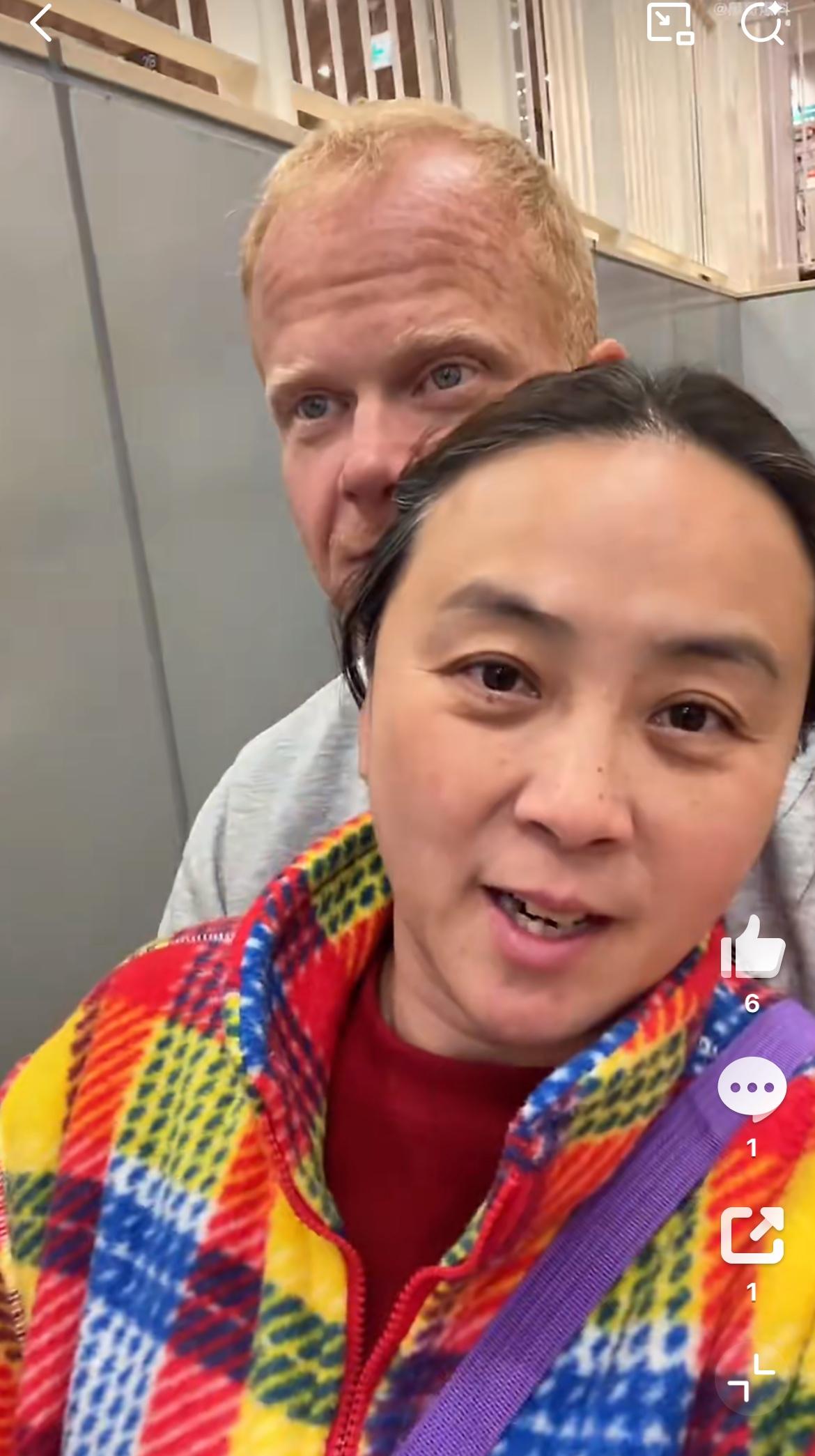 一四川小仙女在日本炫耀自己被老外宠爱的视频，老外是个白人帅哥，两人去商场购物，老