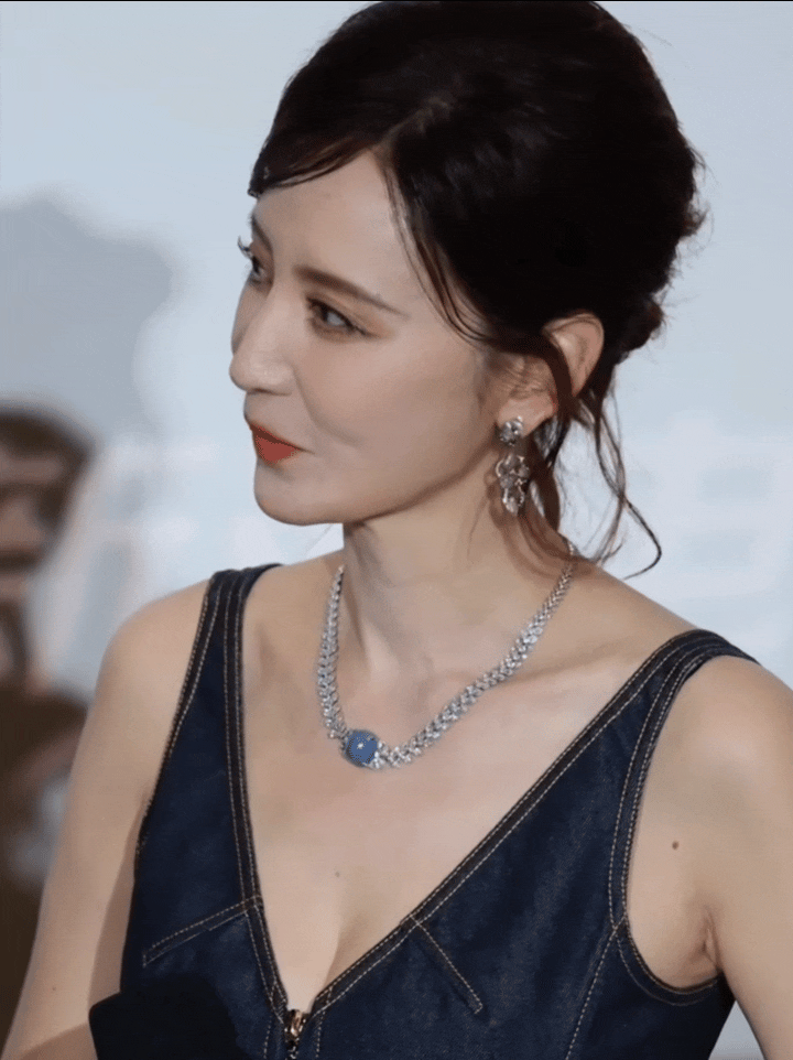 近距离感受张萌的美，这气质真是绝了，身材颜值都是顶顶好的女人！