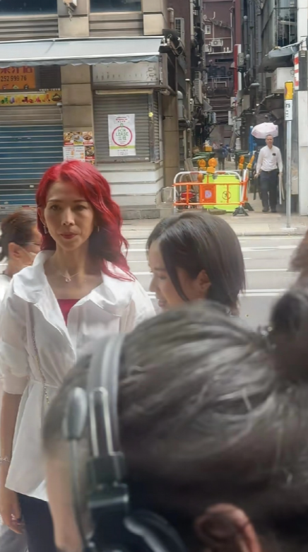香港街头偶遇蔡少芬拍戏，本人太瘦了人也不年轻。