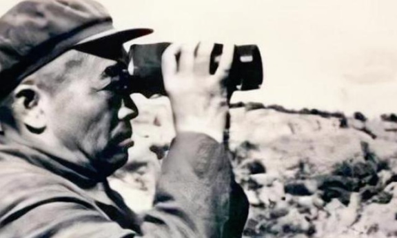 1949年，解放军遭马家军包围，眼看就要全军覆没！彭老总情急之下，大喊：“炮轰穿