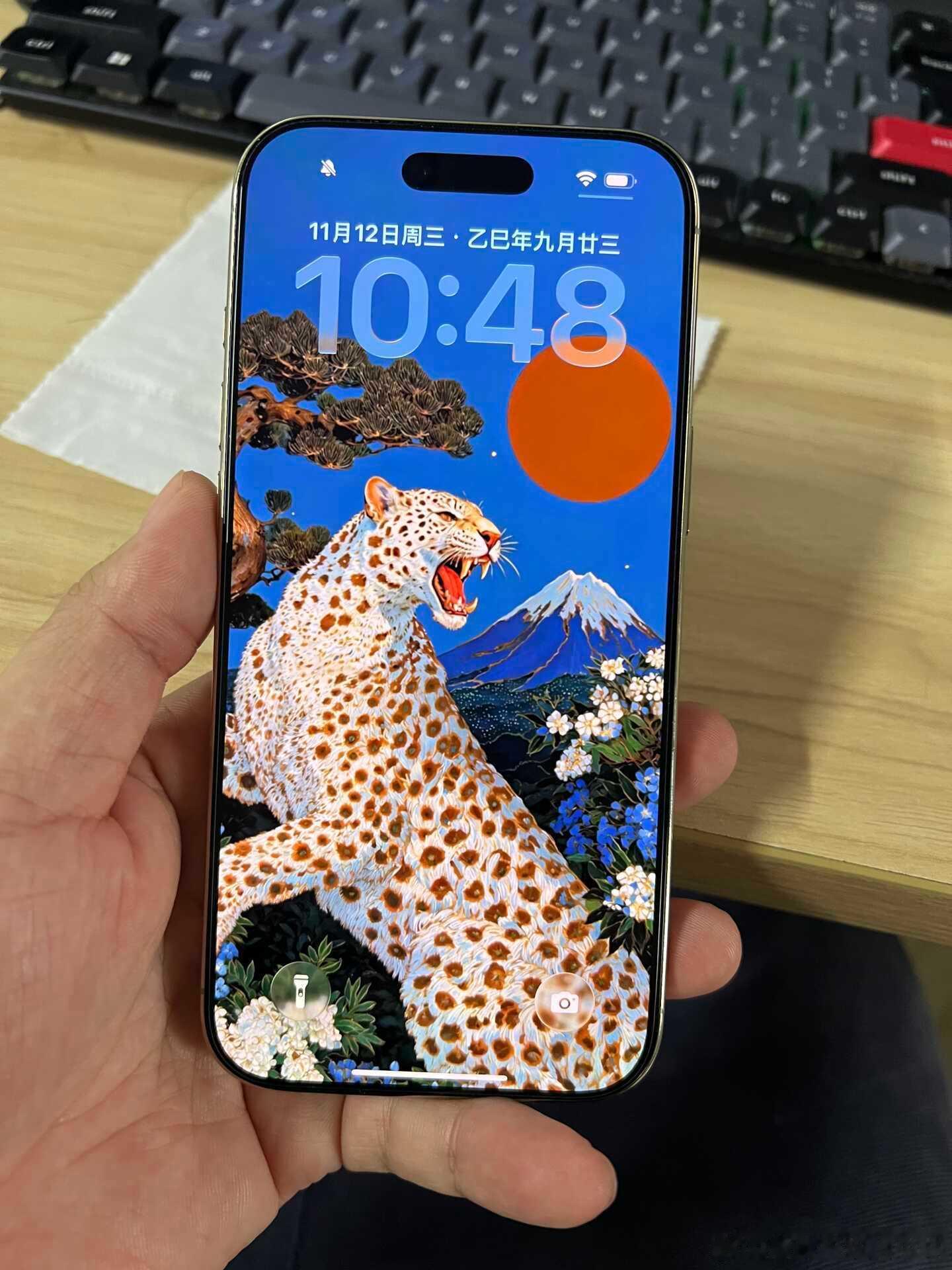 上个月18号，我终于入手了心心念念的iPhoneAir美版有锁版，金色未激活的版本。拿到手的第一感觉