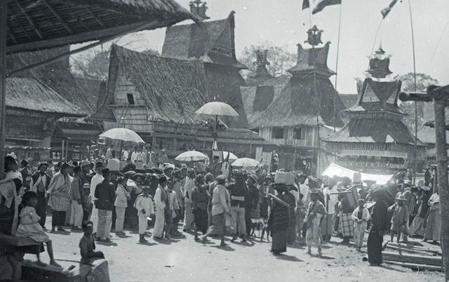 1949年10月，国民党上将刘峙带着姨太太黄佩芬及儿女来到香港，靠着敛取的钱财，