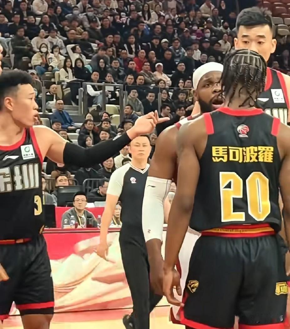 好外援！约翰逊谈为贺希宁出头：“任何人都别想欺负我队友。”“我会第一时间