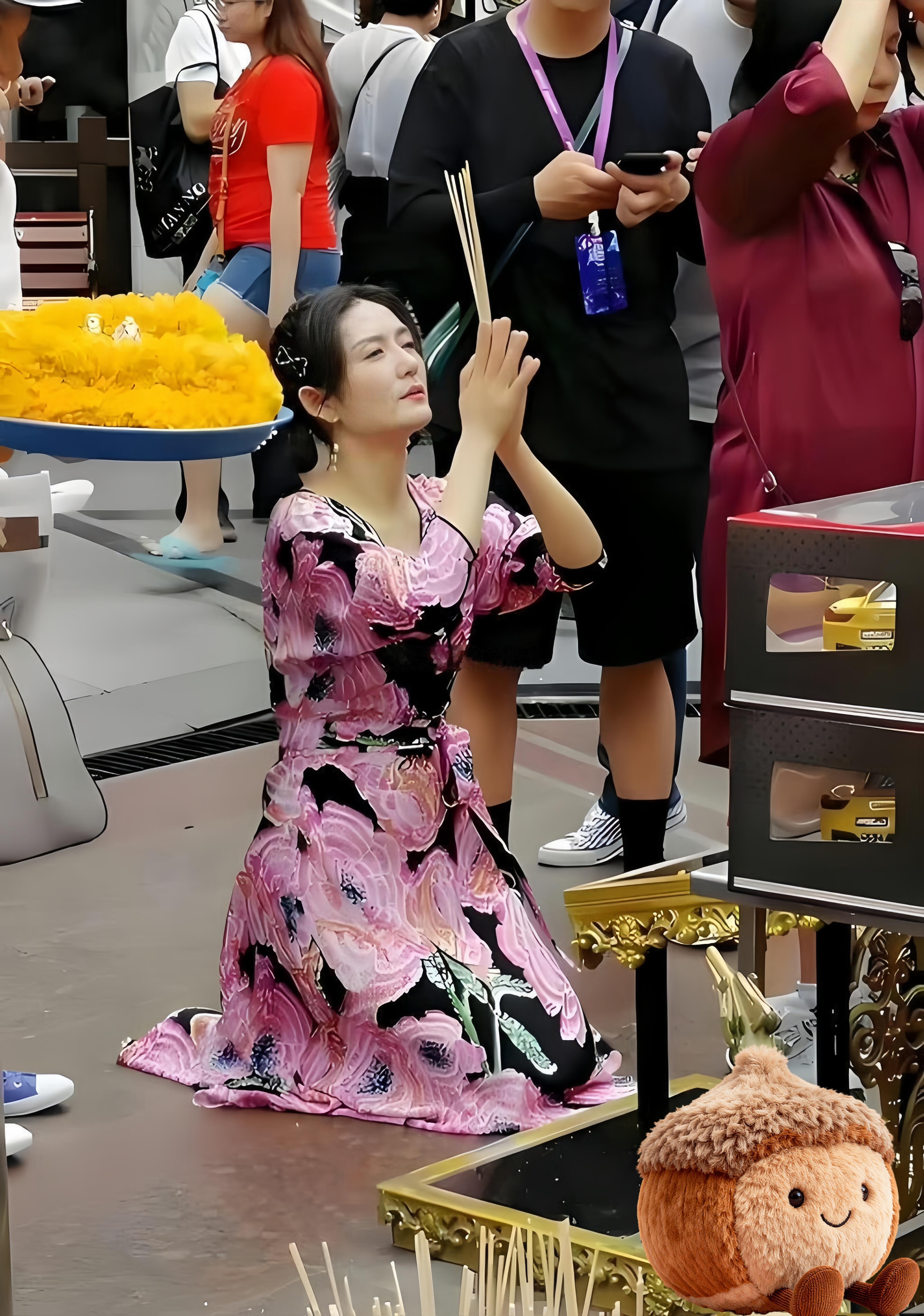 拥有几辈子花不完的钱，她还在求什么？？？​​​