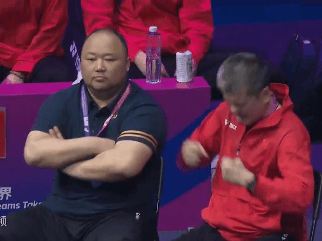 国羽这个“不懂球的胖子”与国乒“不懂球的胖子”还是有很多不同的。张军和刘国梁年