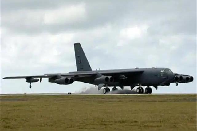 “同温层堡垒”秒变高空破风箱！美军核大棒B-52刚起飞就原形毕露。半空直接漏