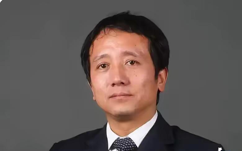 一夜醒来，高校教育界人士都沉默了。​梅新育教授批评中南大学邀请耶鲁大学龙教授举