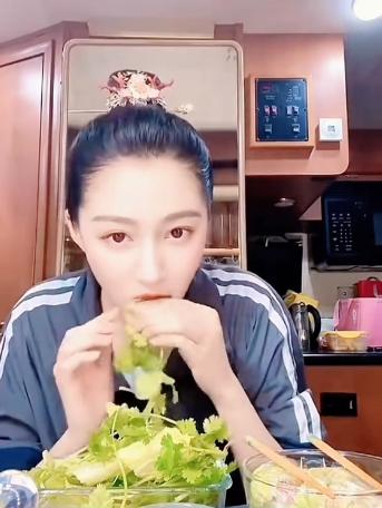钱再多有什么用？关晓彤抓起一大把青菜塞进嘴里。这个青菜没焯水，没下锅，就