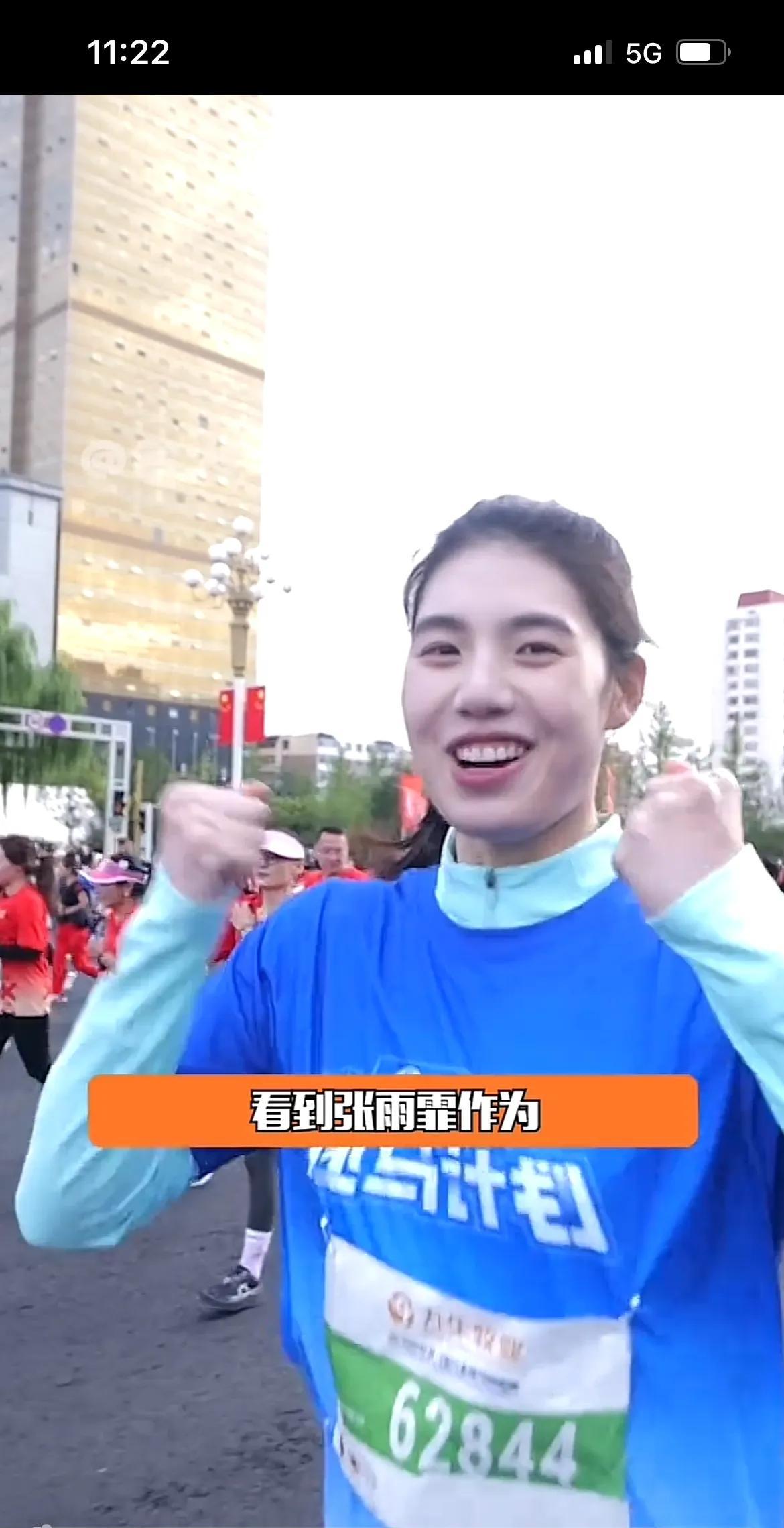 “泳坛一姐”张雨霏放大招，自信的说，你们要是想跟我一样漂亮美丽，就要锻炼出大体格