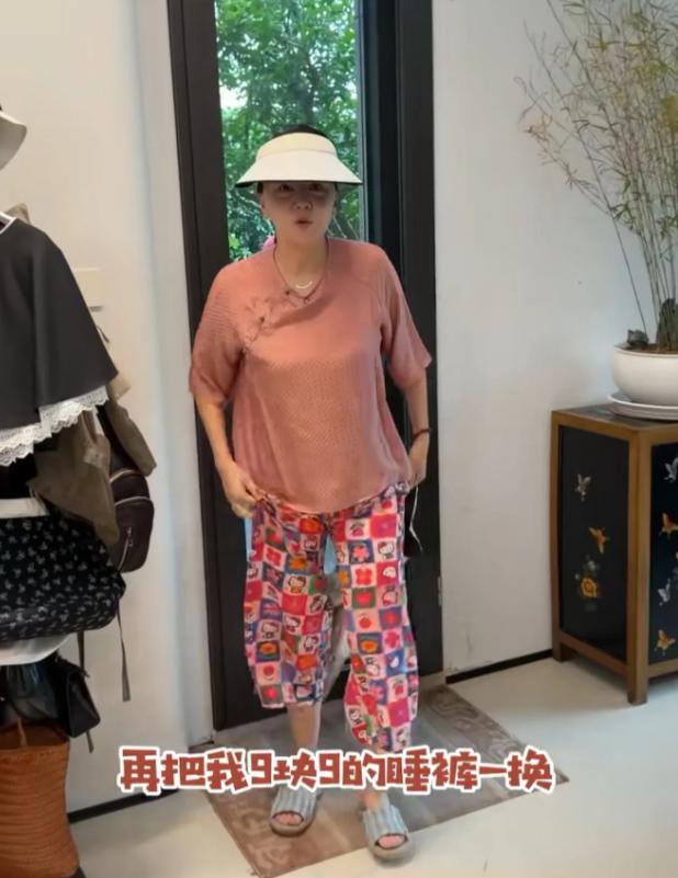 女演员王一楠身穿网购9.9元睡裤出镜，视频背景房屋被网友称作上海的大别墅。网