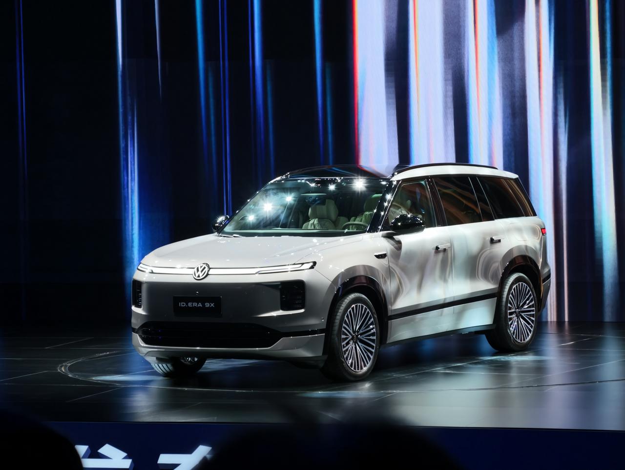 大众ID.ERA9X3月30日开启预售首发MomentaR7智驾模型3
