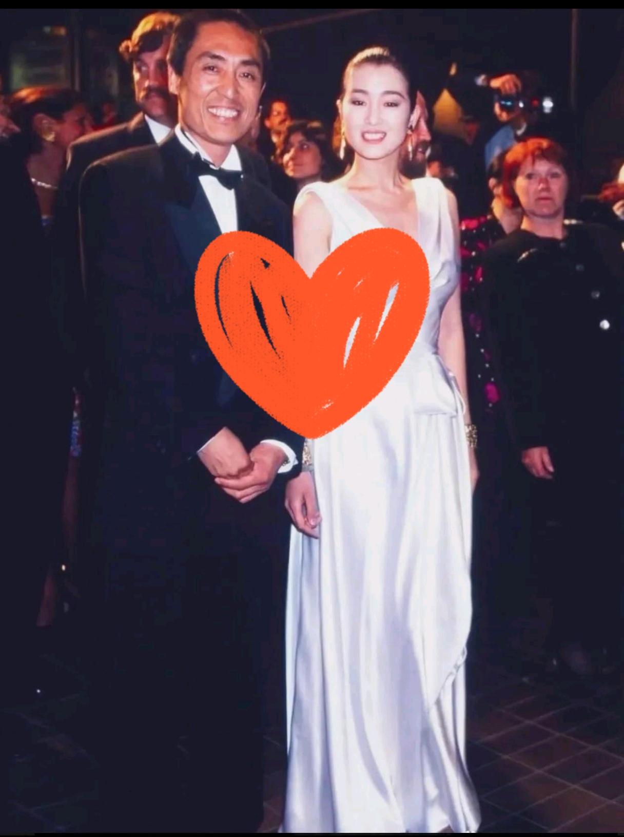 全世界安静了！威尼斯红毯上这一幕，真把我看愣了。72岁的张艺谋，57岁的巩俐