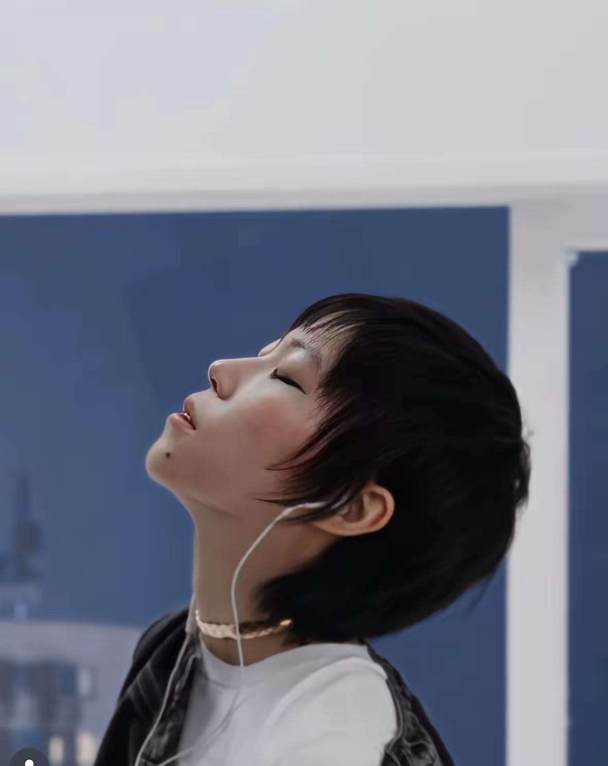 王菲的女儿窦靖童登上封面，颜值爆表，颜值神态像极了王菲。照片中，暗调背景将所有