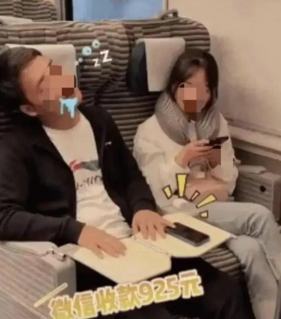 高铁上一男子正睡的昏沉，可是他面前的手机却响个不停。微信收款76元、微信收款