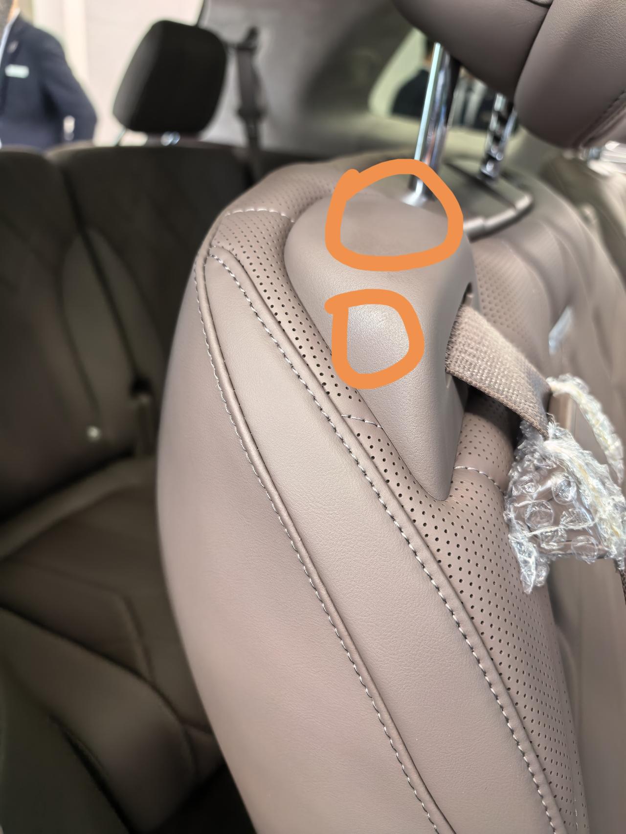 问界M8新车翻车，第二排安全带卡扣藏油斑