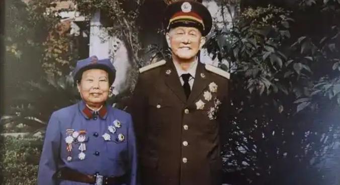 1951年，洪学智的老婆到处找闺女没找着，累得走不动了，就进一户老乡家歇个脚。老