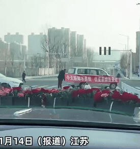 “今天新郎不是我，但是新娘我爱过”，这条横幅在大马路上展示出来，妥妥的大型社死现