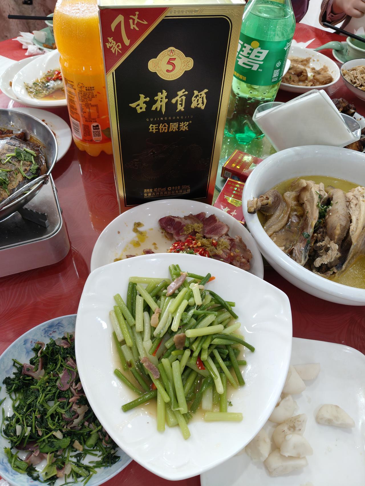 昨天，去参加了一位亲戚为孩子办的满月酒。我很少在外面吃饭，也不太清楚行情，感觉比