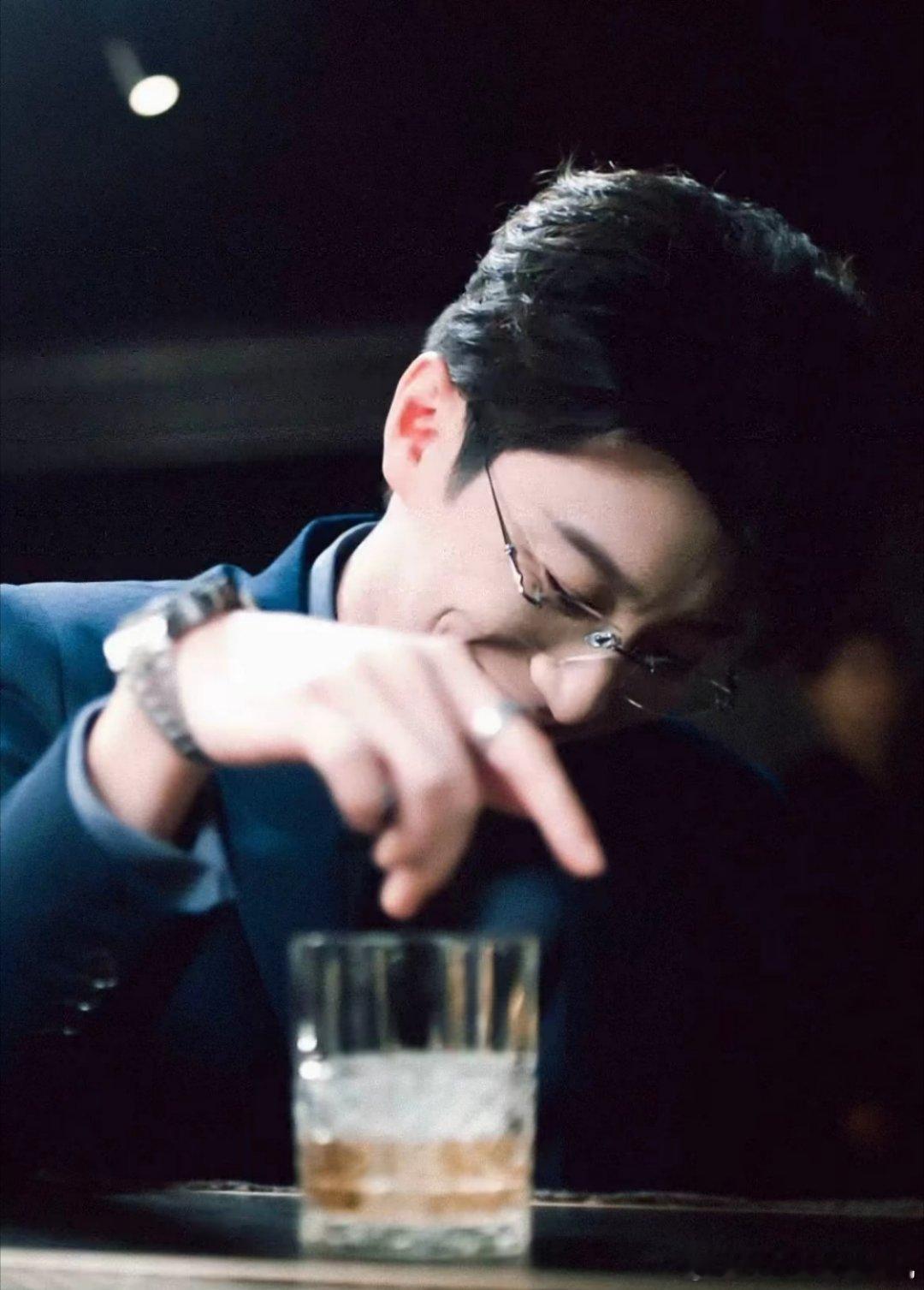 代劲他爹是真带劲啊代旭最近在剧里的表现确实很吸引人，无论是走路的姿态还是按电梯