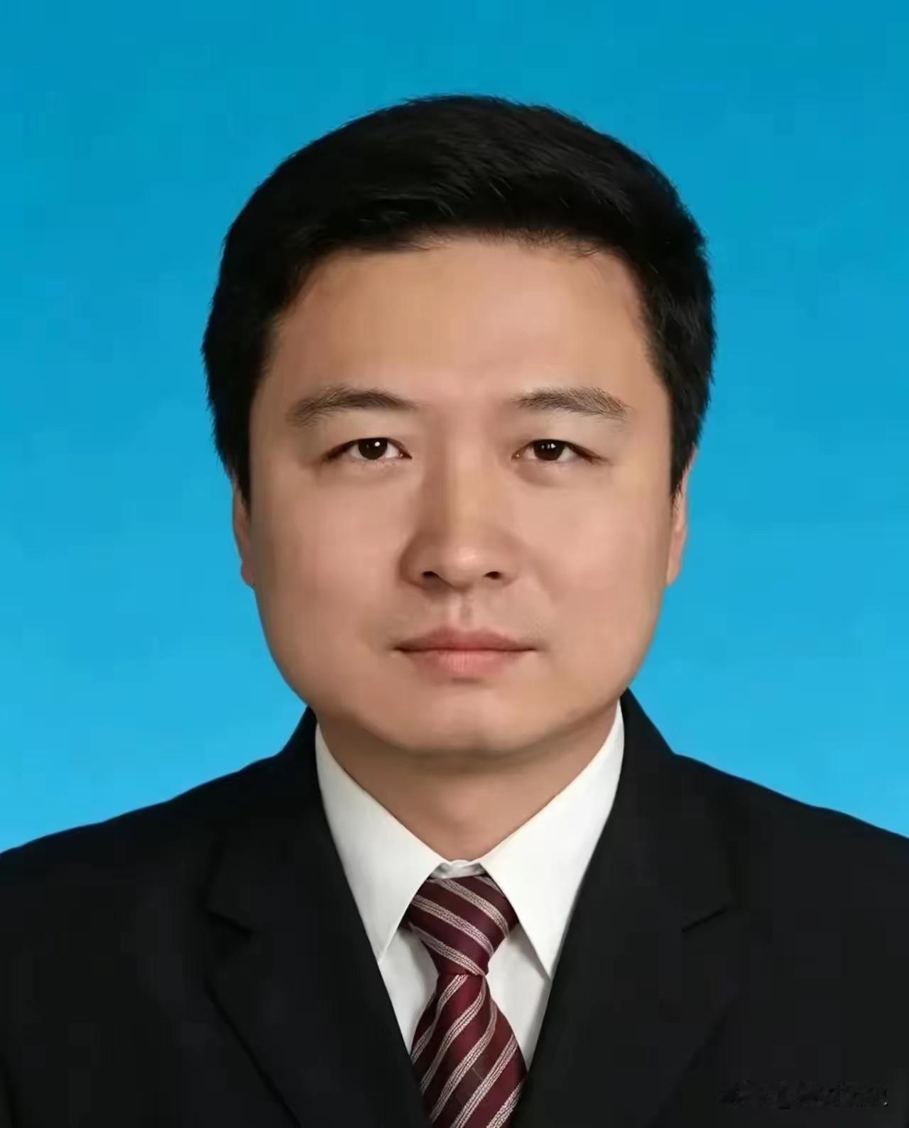 这是贾浅浅的丈夫贾少龙也是西北大学的教授听说是他倒追的贾浅浅在他不懈努力下