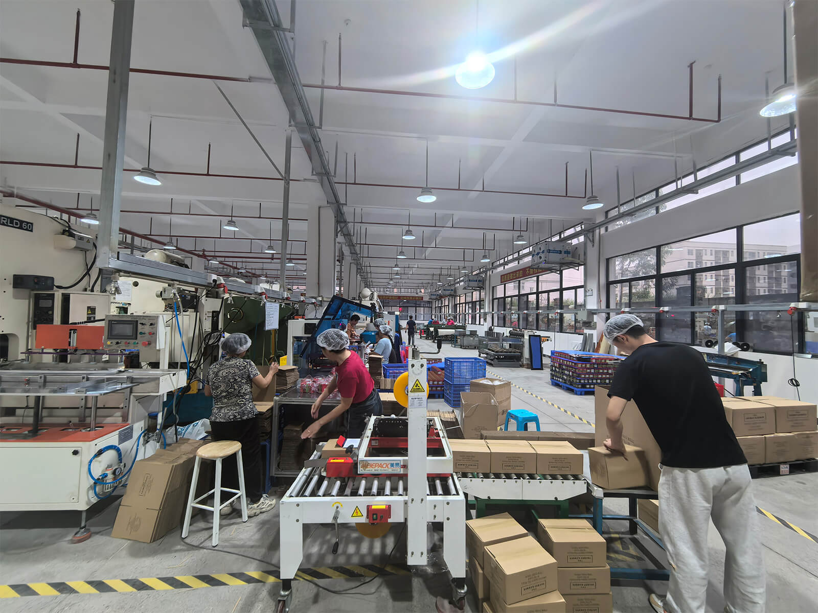 疫情前到处都是工厂，几乎哪哪都在招人，现在就不一样了，工厂是一家接着一家倒闭，不