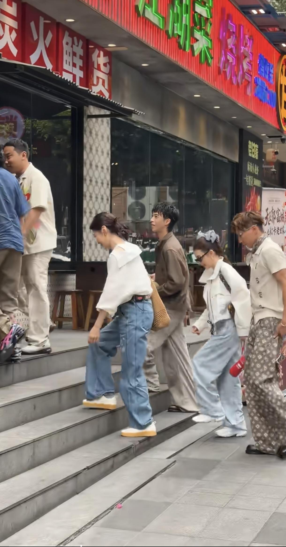 周涛和方媛都是安徽人，一个北边，一个南边。年轻貌美的周涛老师快六十了，说真的看着