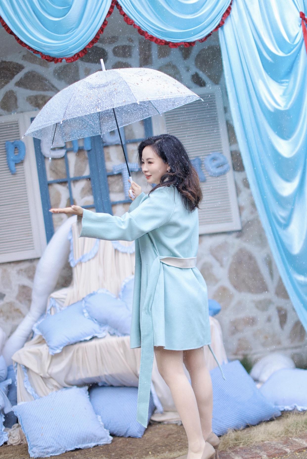 看看气质女神的穿着搭配吧蓝衣美人倚枕梦，红绳系心两相知。