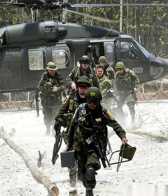 手机一亮，地球另一边又打起来了。咣咣咣炸了一个钟头，那边天亮了，这边很多人还在
