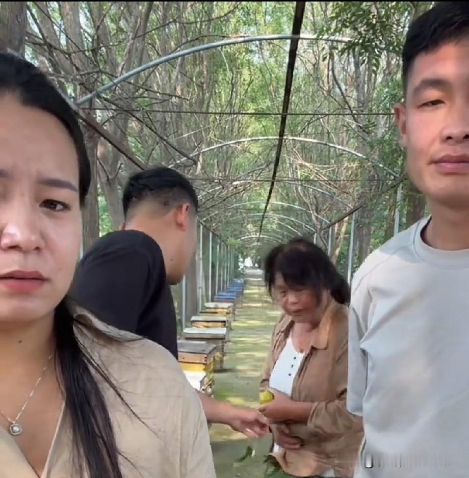 小故事！今天李佳带着，老壳子来卖蜂蜜。如果老壳子不来直播间，她李佳