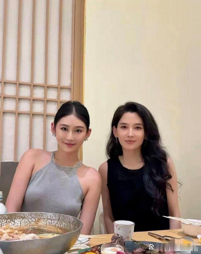 汪峰女友森林北和网红吃饭，这么一对比她在网红里也算长得有辨识度的，难怪汪峰不恋章