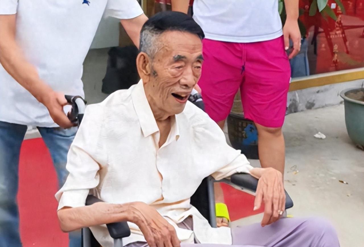 临死都不放过！杨少华被四个儿子吸血，皮包骨也被推在烈日下赚钱7月9日中午，天津