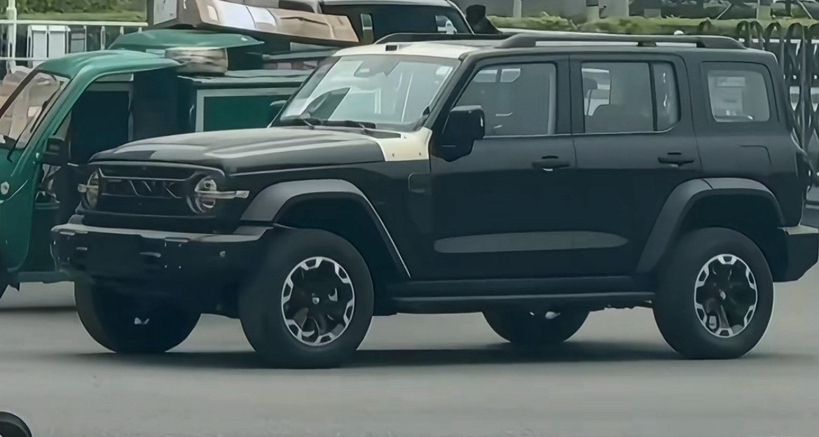 坦克300新款这前脸改的挺好，更野性了。