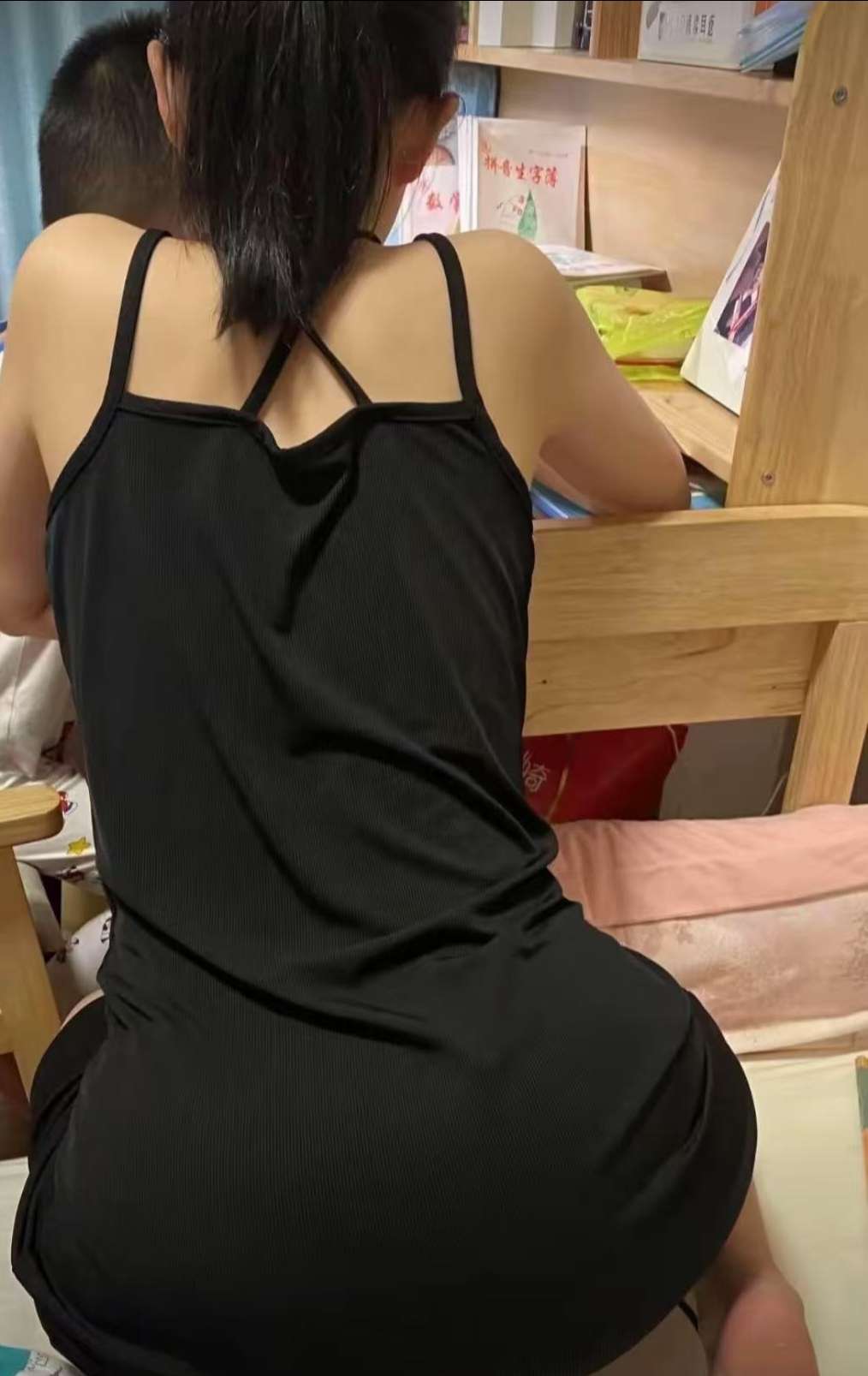 表妹在教孩子学习，显得我好闲。