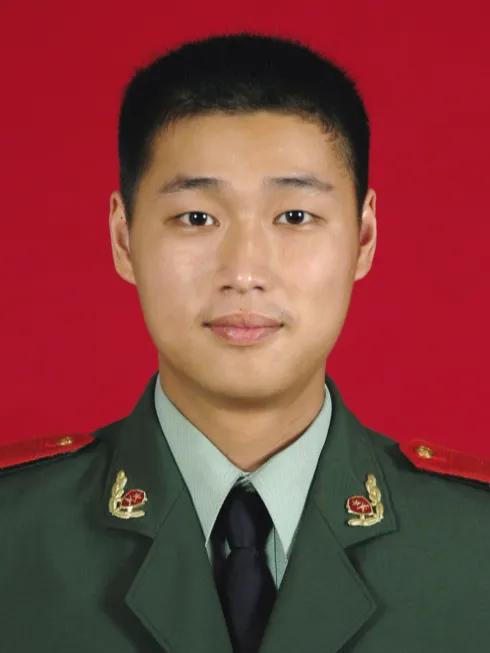 墓前的可乐摆了18年，这对父母的“团圆饭”从没少过人2025年清明，嘉兴平湖