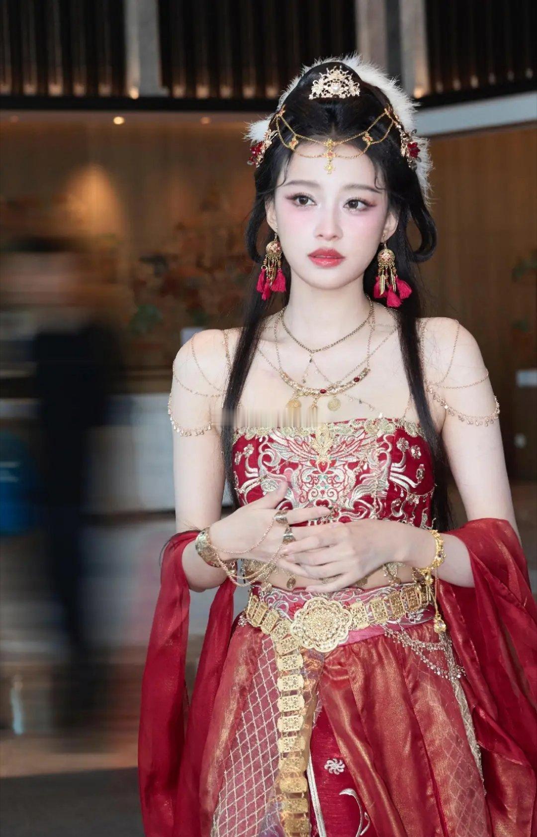 孙怡王牌对王牌上班路透，这一抹红真的被稳稳拿捏了，一眼万年好美！！！！​​​