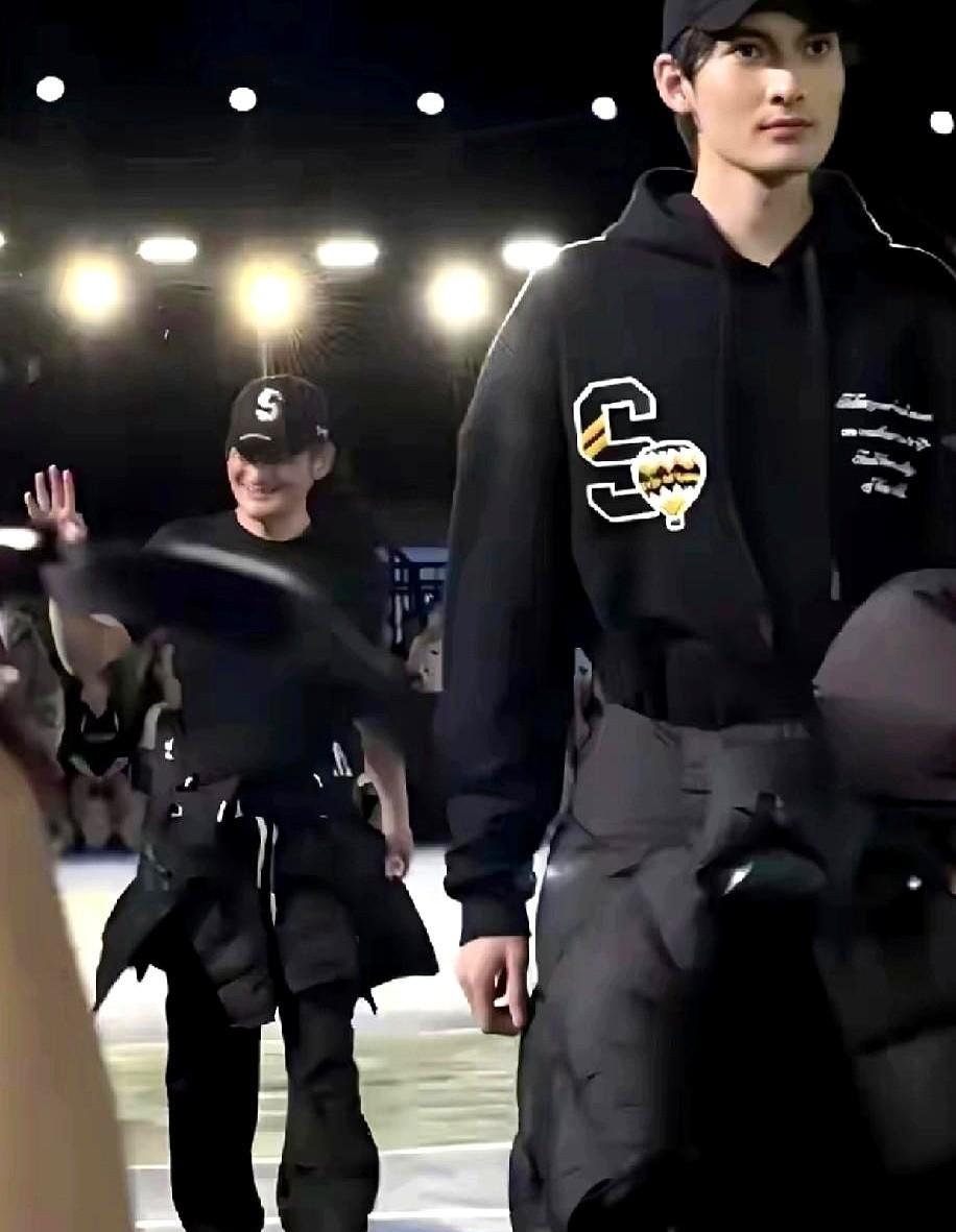 别人的热搜靠绯闻，景岗山的热搜靠基因。儿子推开中戏排练厅的门，身上还带着莎士比