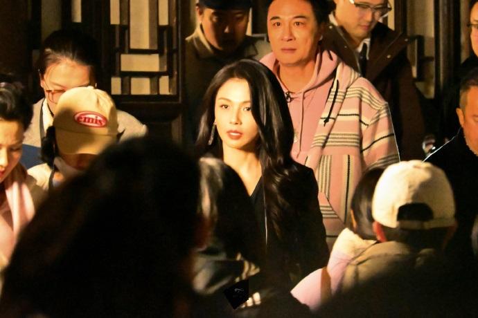 最近刘涛在录制综艺节目的时候搭配的很潇洒，看起来也很有气势，而且有种精致感。