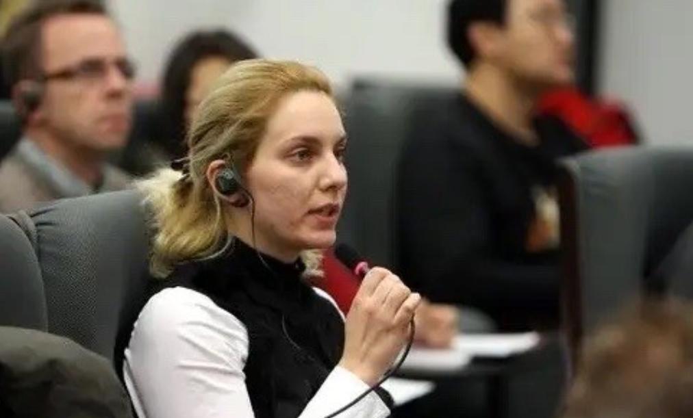 外国记者刻意不讲中文！央视孔琳琳的这句话可谓一石激起千层浪，她说很多驻华记者明明