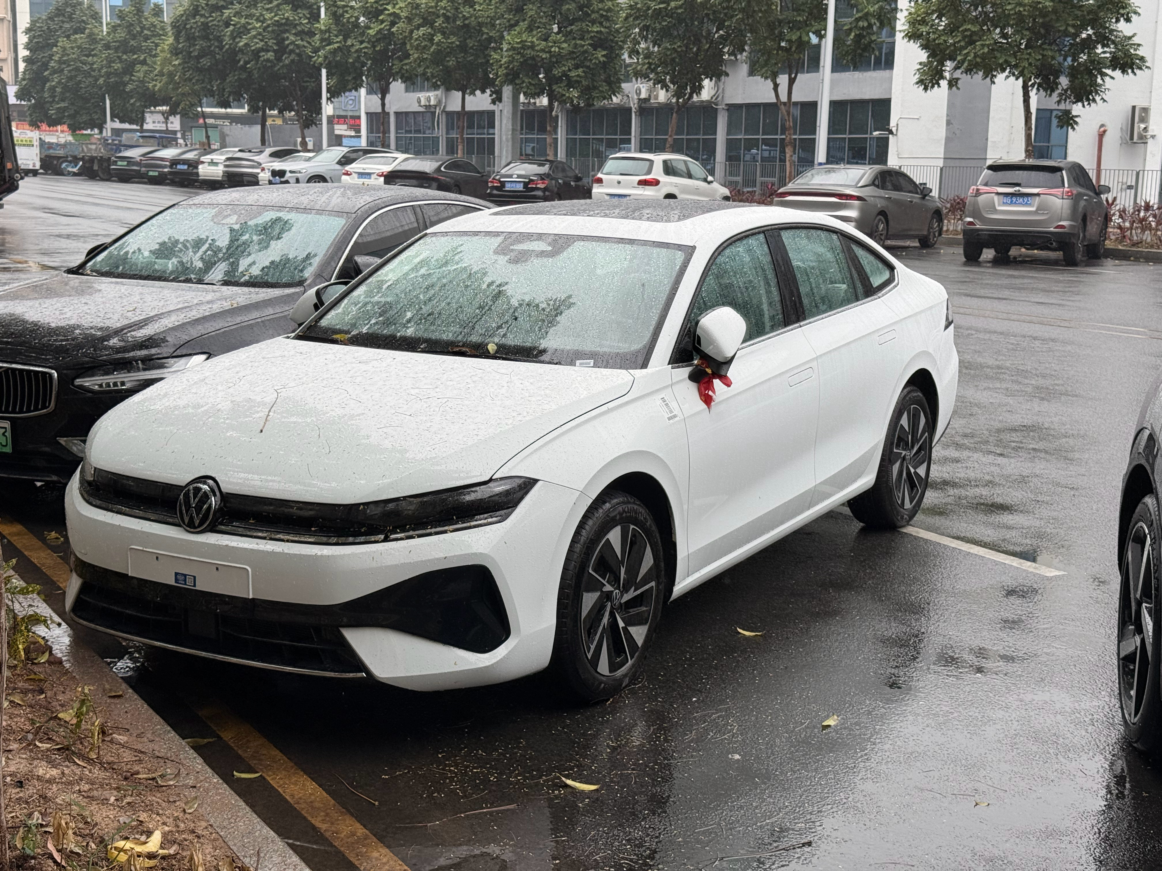 快过年了辛苦一年都等着提车回家过大年了短短一个路口就见到4台新车大v聊车