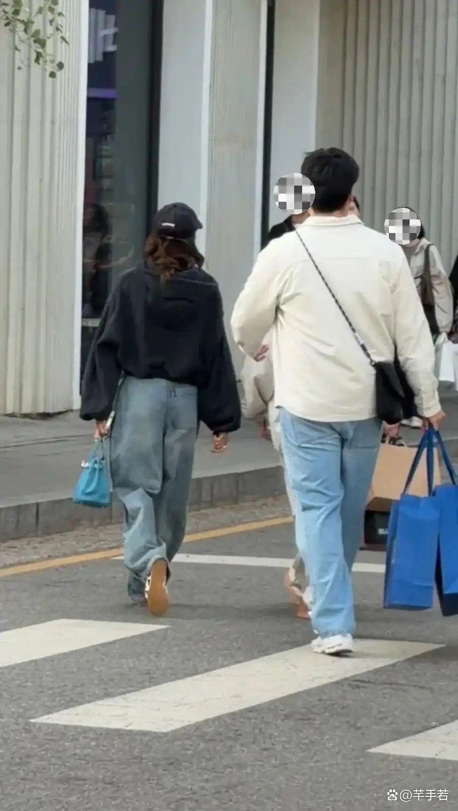 首尔偶遇Lisa吃牛肠，以往网友偶遇Lisa，那都是Lisa与三公子约会lis
