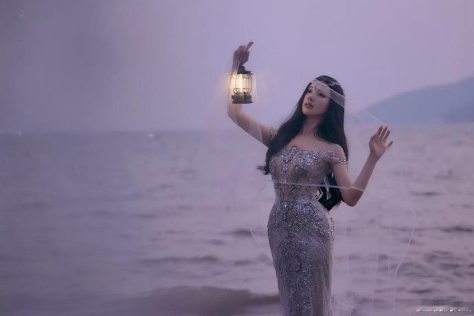 王鹤润妈生腰臀比王鹤润腰臀比王鹤润这身造型太出圈了人鱼裙凸显优越腰臀比线条流畅